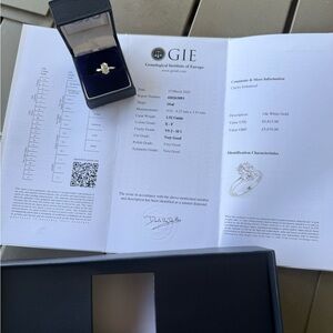 Elegant White Gold Ring with Diamond Accent